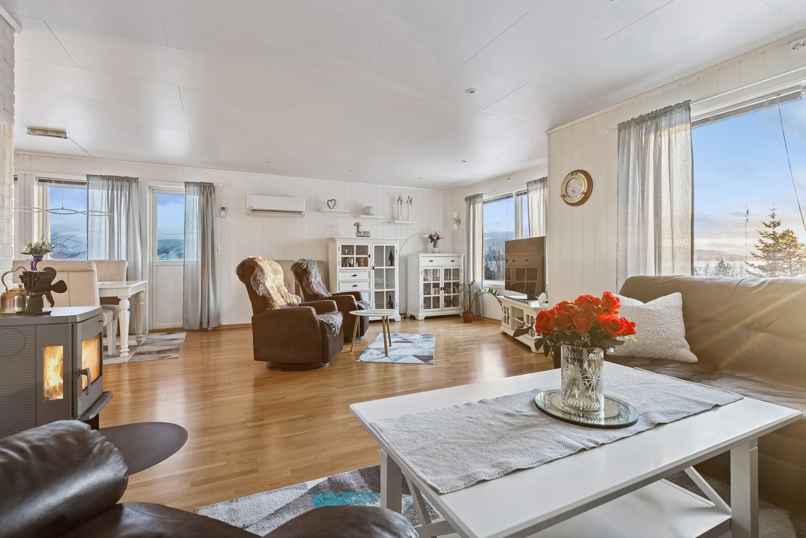 Velkommen inn! Romslig stue med store vindusflater som slipper inn rikelig dagslys Galleribilde