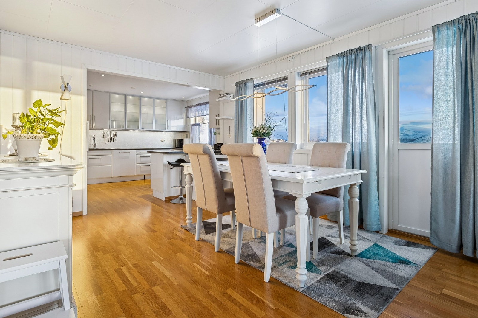 Spisestue og kjøkken er naturlig tilknyttet Galleribilde