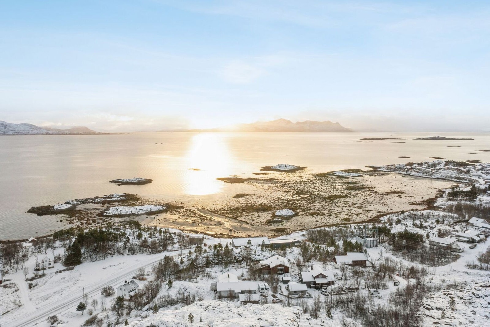 Arkitekttegnet enebolig i Lødingen, med svært god beliggenhet på utsiktstomt innerst i en blindvei Galleribilde