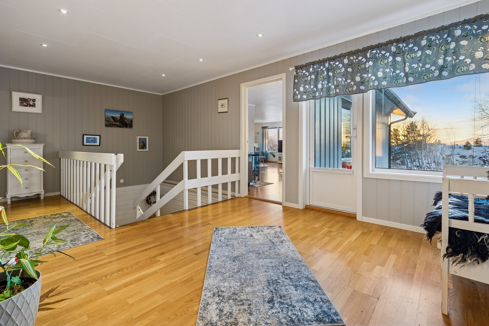 Lys og romslig hall med adkomst til én av boligens flere terrasseområder Galleribilde