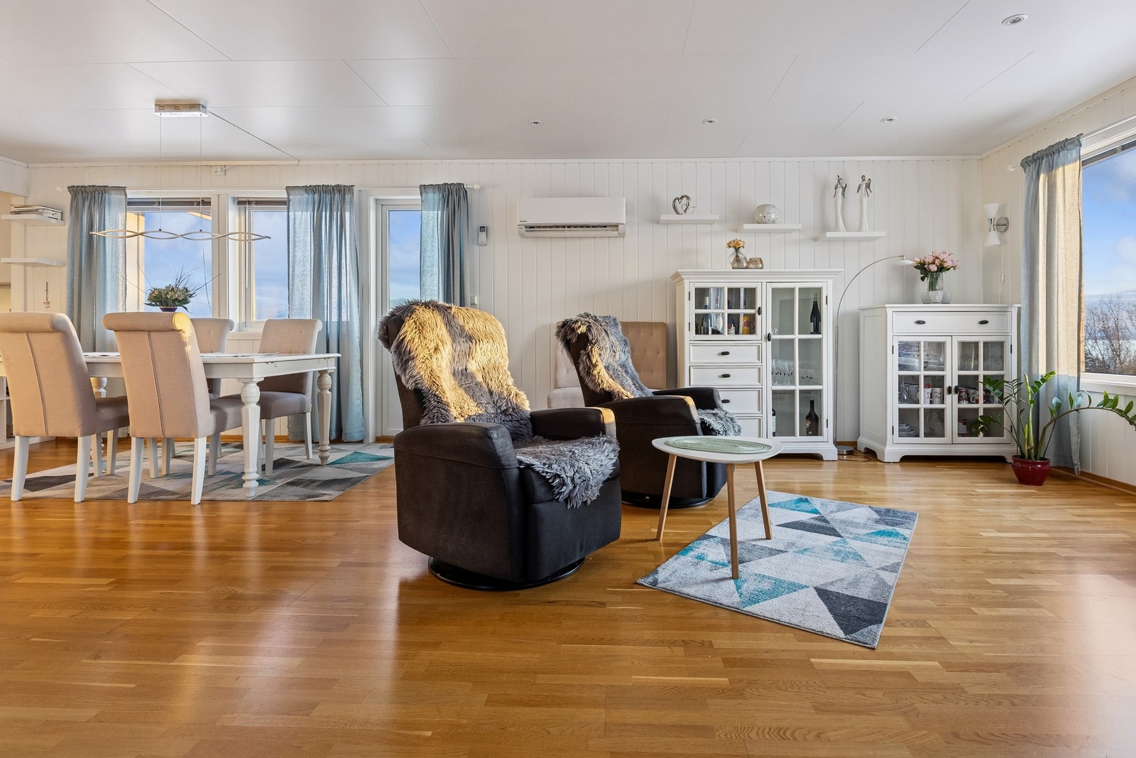 Fleksible møbleringsmuligheter, og god plass til familie og gjester Galleribilde