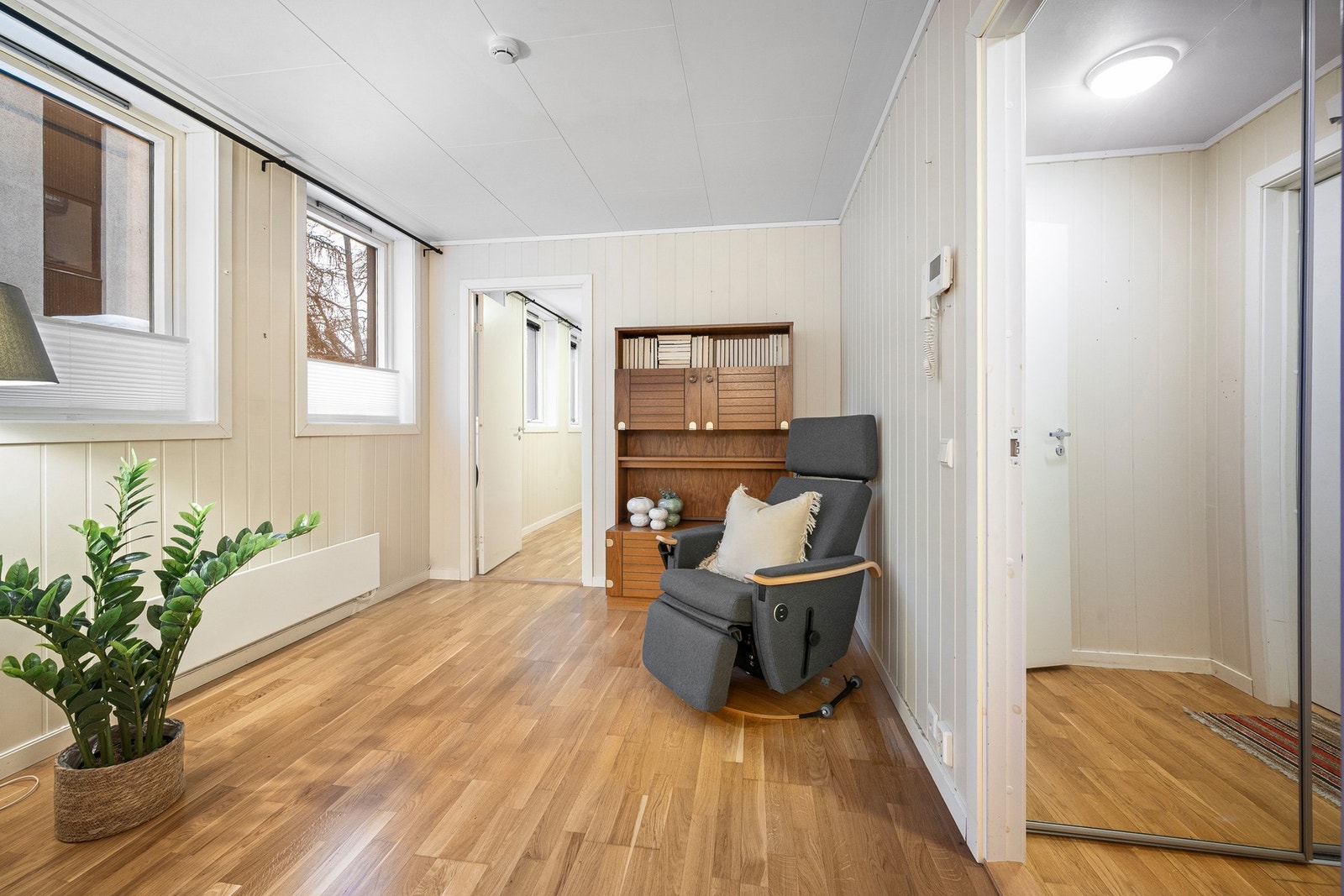 Tidløse overflater med parkettgulv og lyse vegger Galleribilde