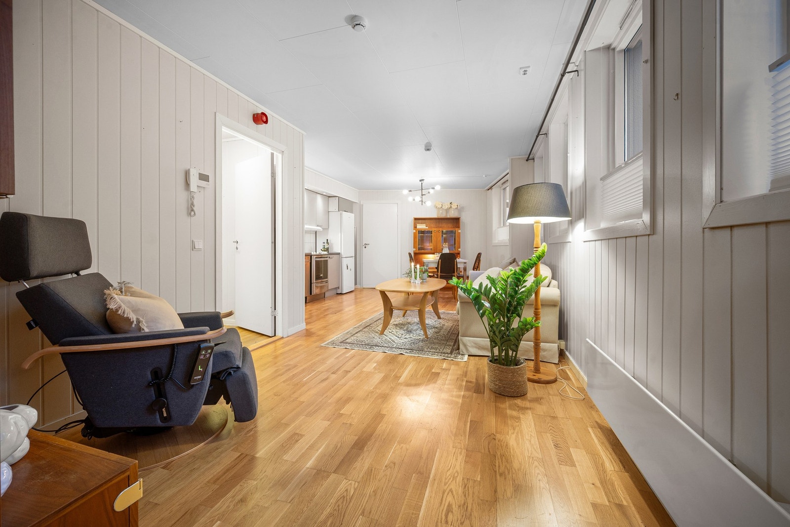 Den romslige stua gir gode møbleringsmuligheter med plass til flere soner Galleribilde