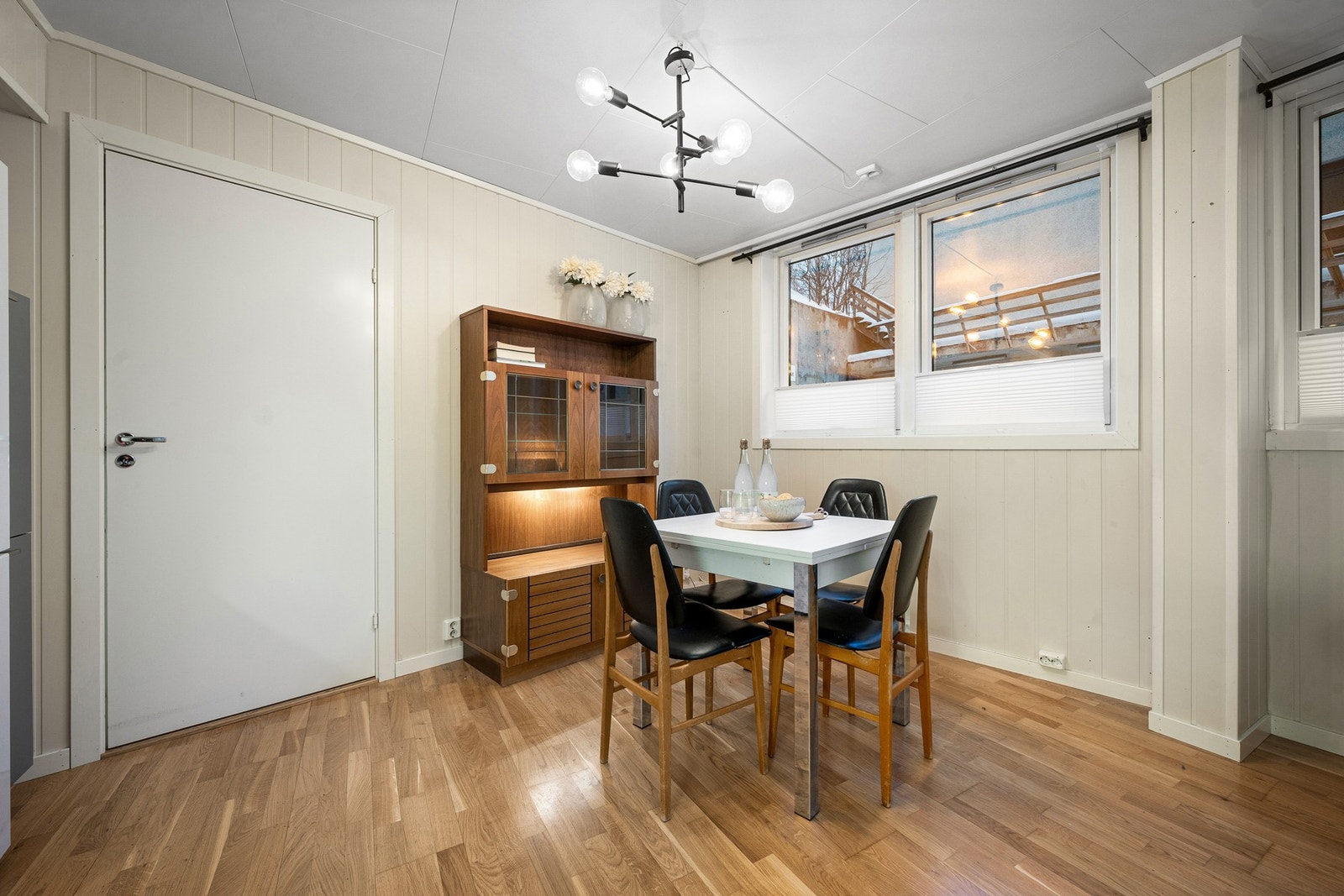 Både sofagruppe og spisestue får plass så her kan du invitere til sosialt! Galleribilde