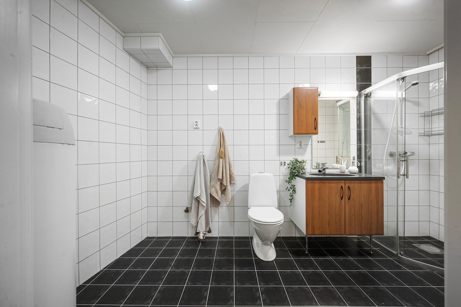 Kombinert bad og vaskerom med røropplegg og plass til vaskemaskin og tørketrommel Galleribilde