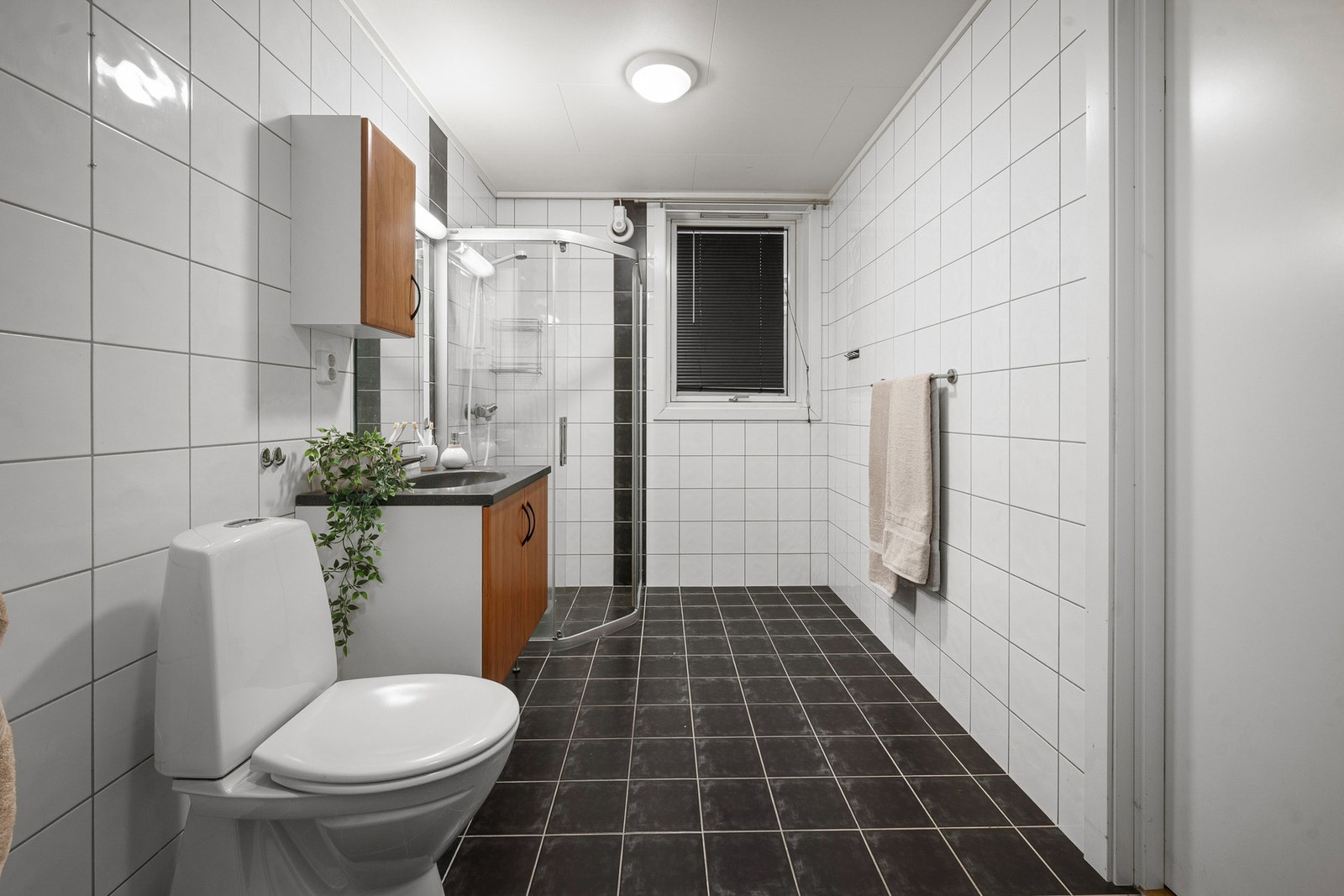 Flott flislagt bad av god størrelse med varme i gulvet Galleribilde