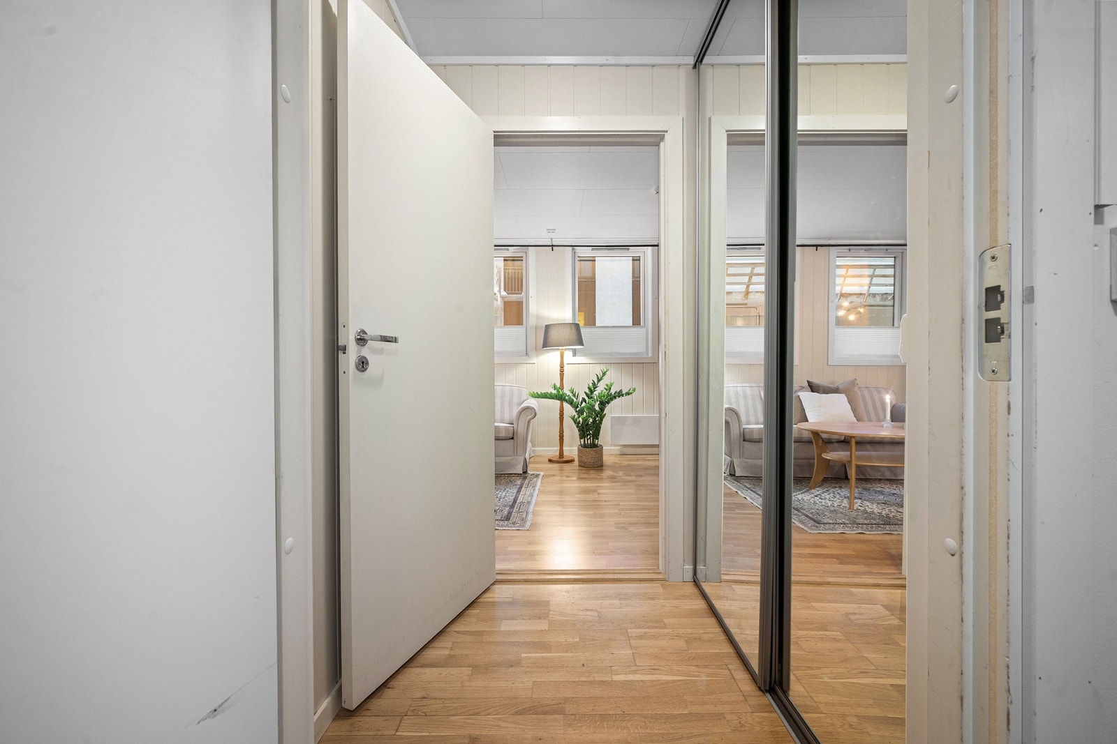 Entré med praktisk skyvedørsgarderobe Galleribilde