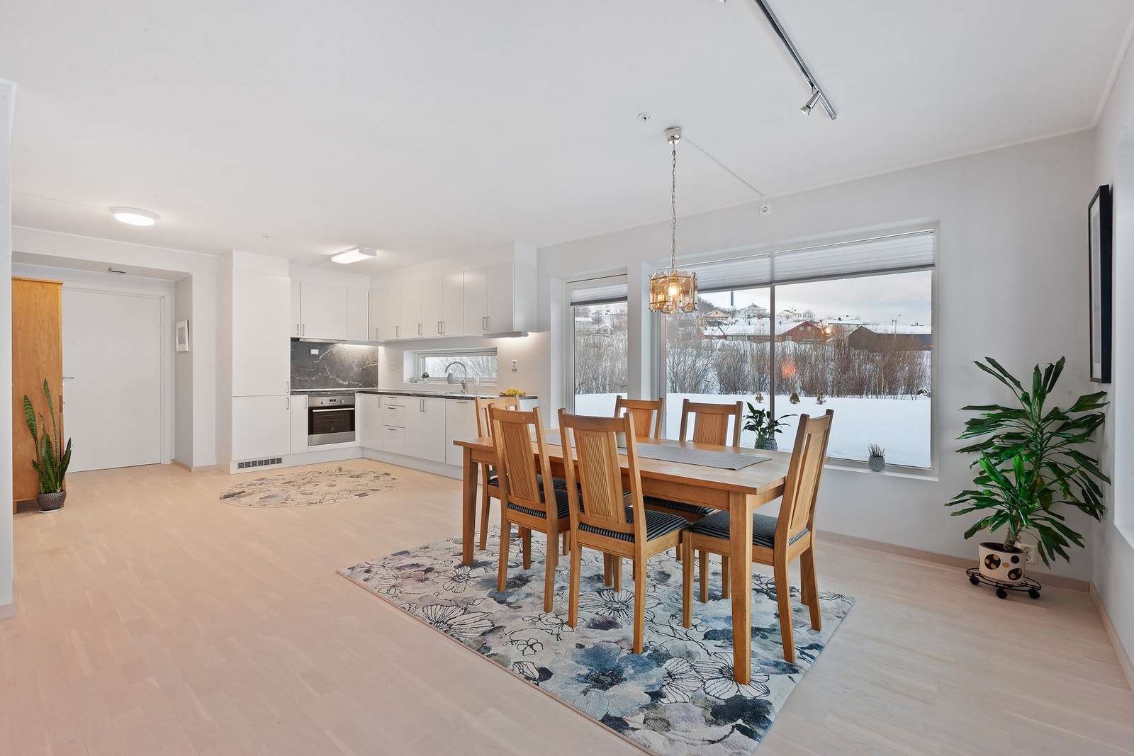 Det er en behagelig gulvvarme i stue og kjøkkenet Galleribilde