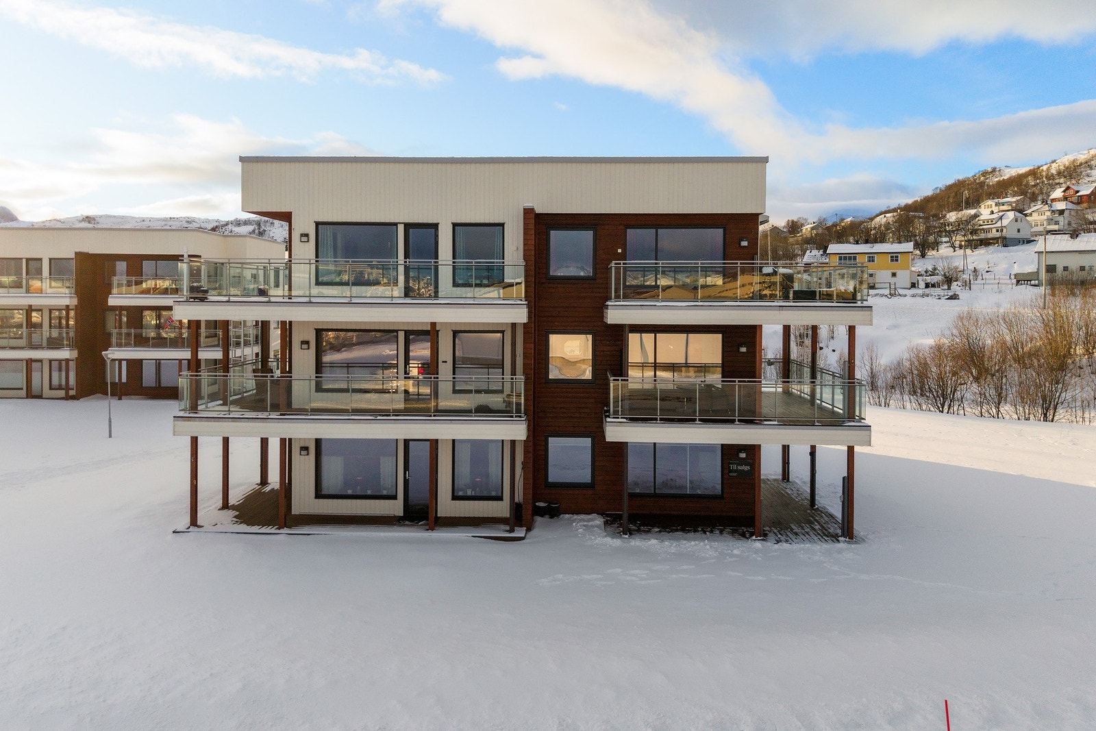 Fra leiligheten har man direkte utgang til terrassen og plenen Galleribilde