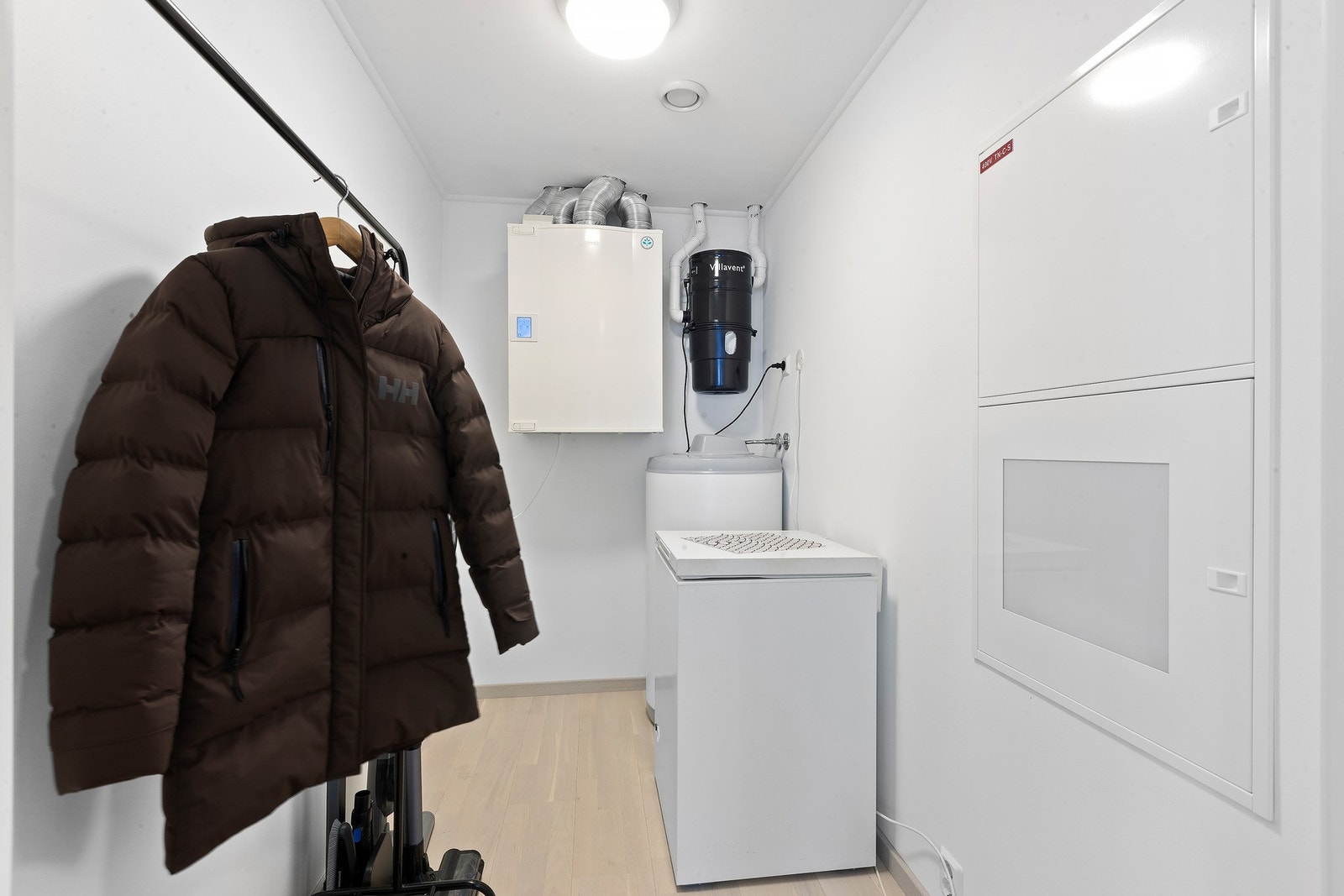 Innenfor stuen har man en bod/teknisk bod Galleribilde