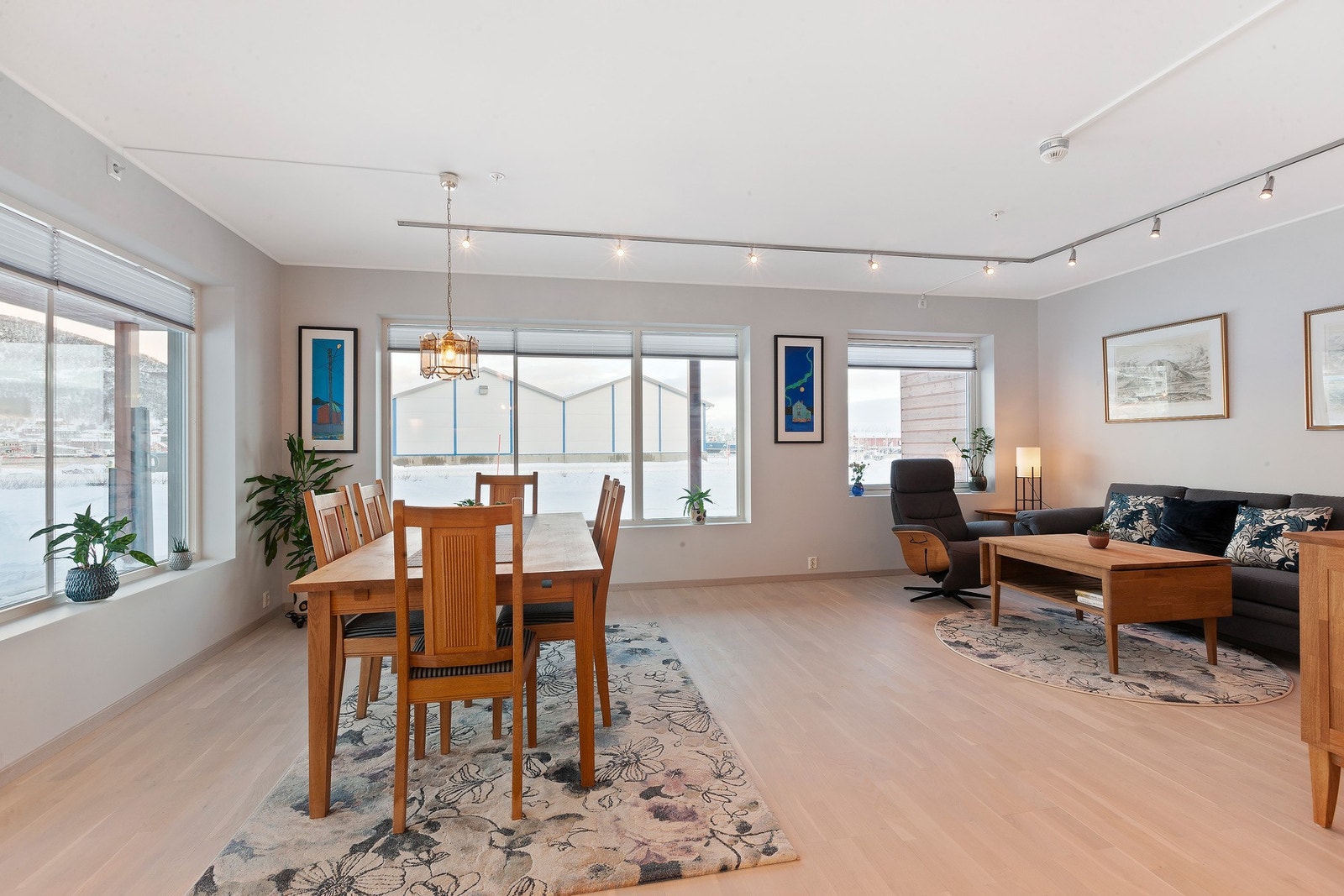 Leiligheten har fin utsikt til nærområdet Galleribilde