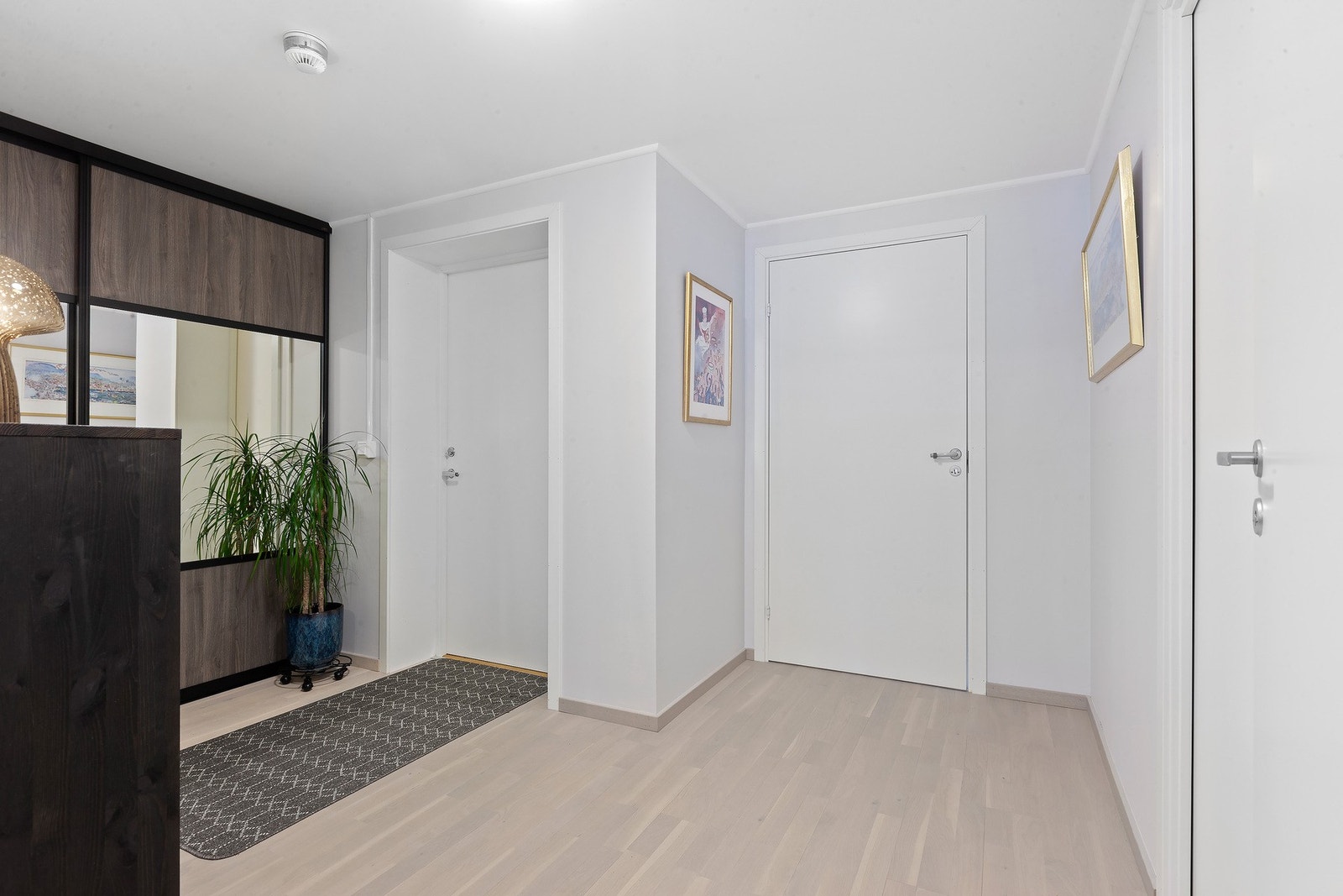 Entré med skyvedørsgarderobe Galleribilde