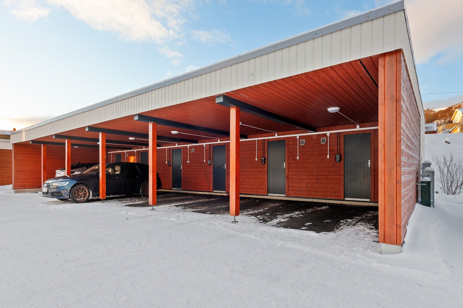 Til leiligheten følger det også med carport med bod i bakkant Galleribilde