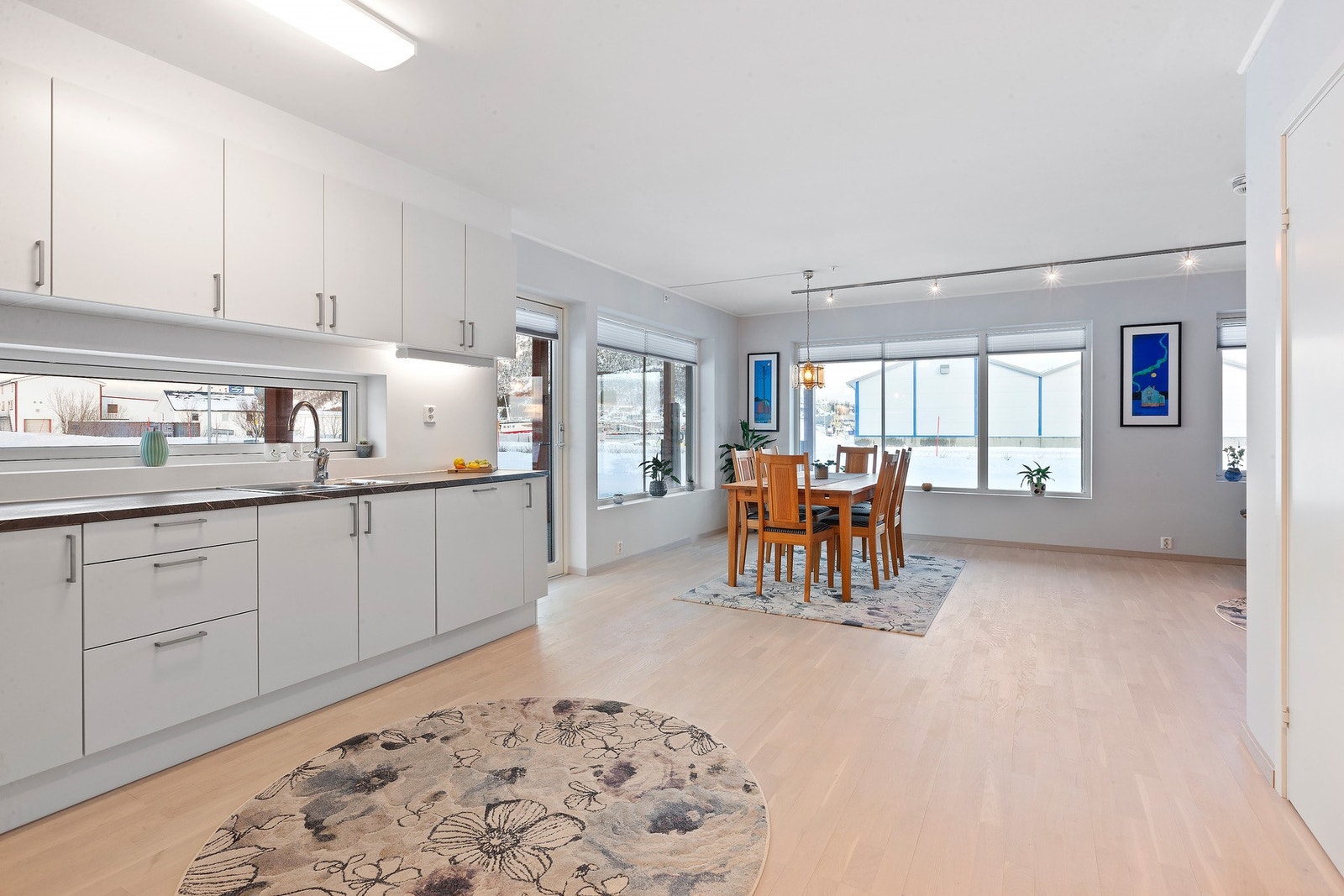 Morderne kjøkkeninnredning med integrerte hvitevarer Galleribilde