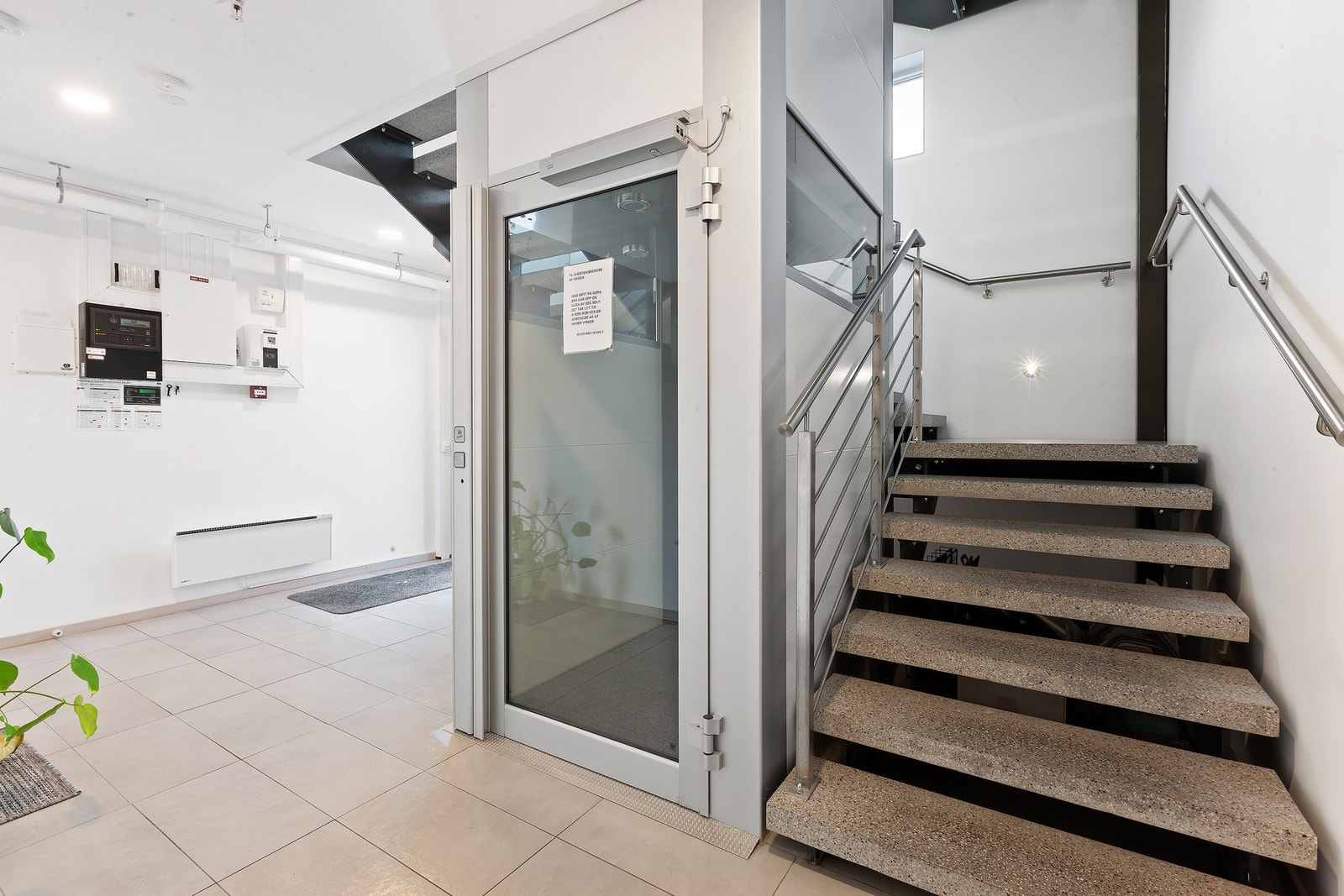 Felles trapperom med heis Galleribilde