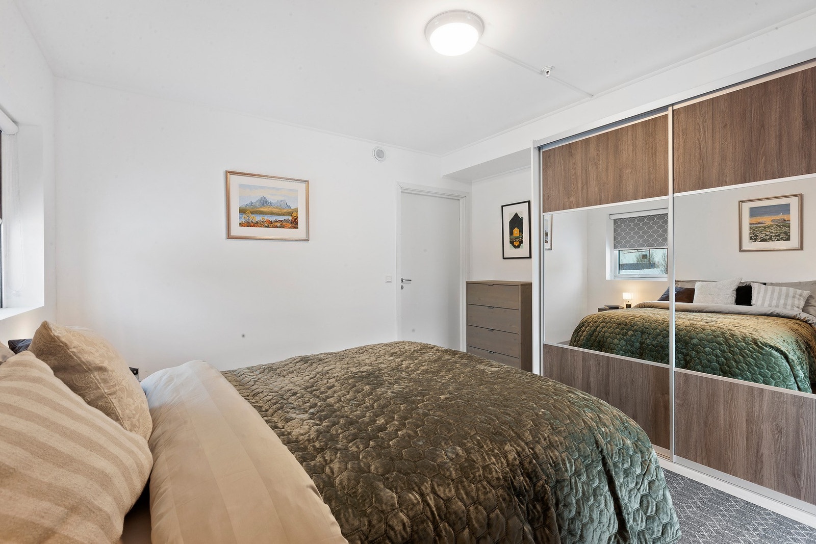 Soverommet har en praktisk skyvedørsgarderobe Galleribilde