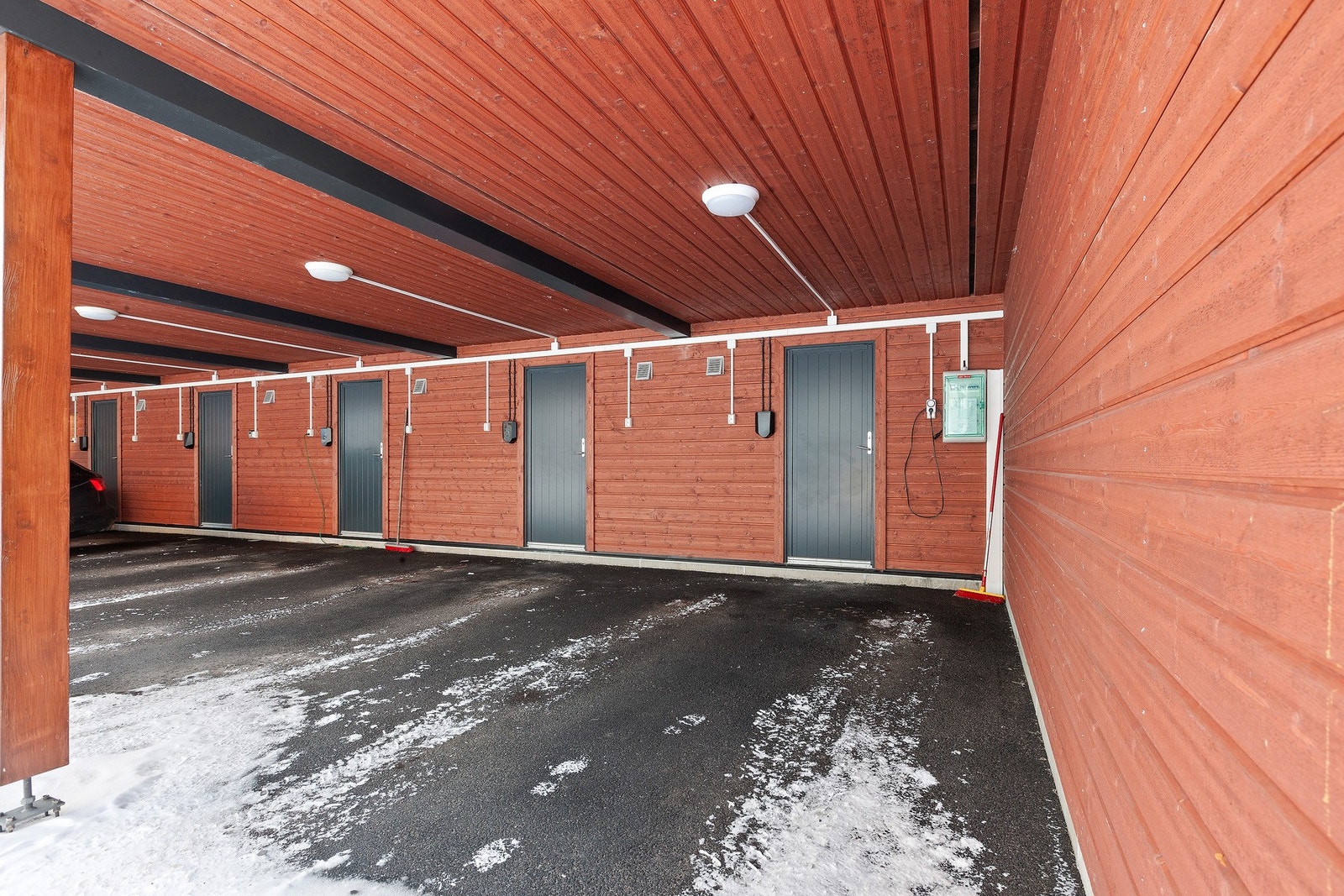 Carport har elbil lader Galleribilde