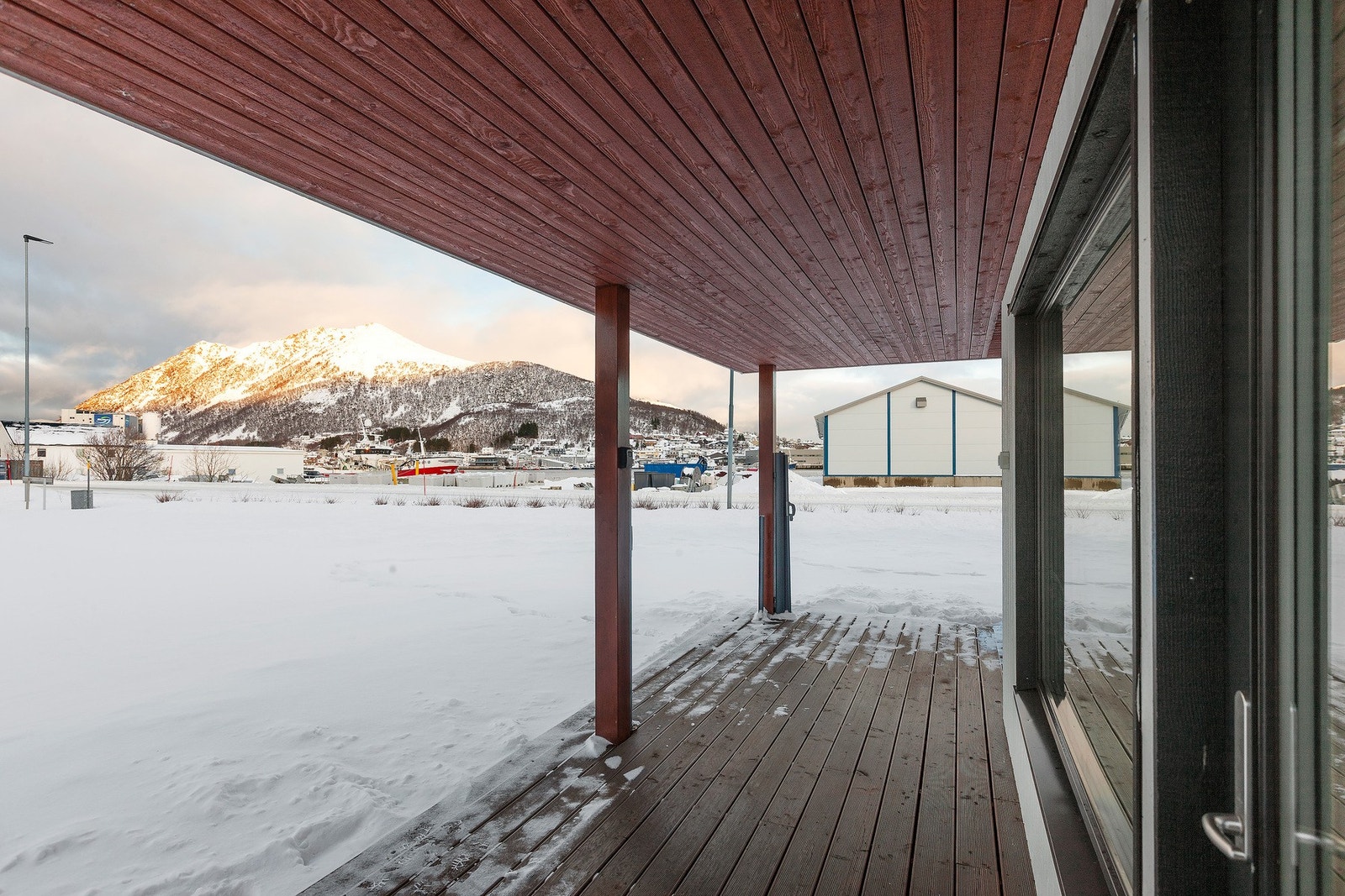 Ute på terrassen kan man nyte de gode sol- og utsiktsforholdene Galleribilde