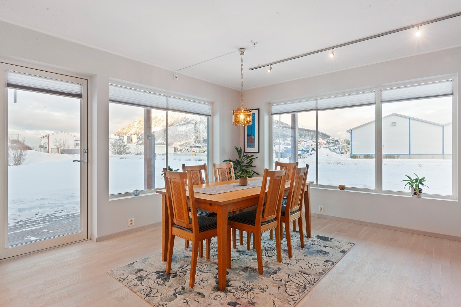 Det er utgang til veranda fra stue Galleribilde