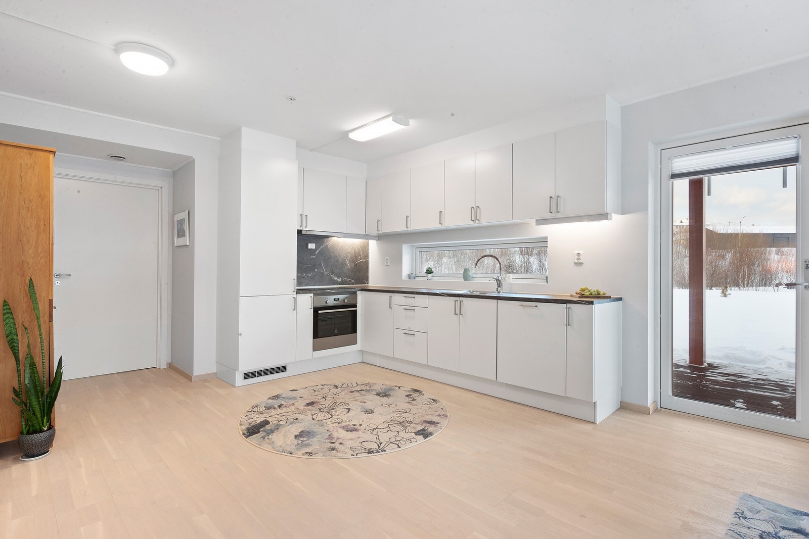 Kjøkkeninnredningen har god benk- og lagringsplass Galleribilde