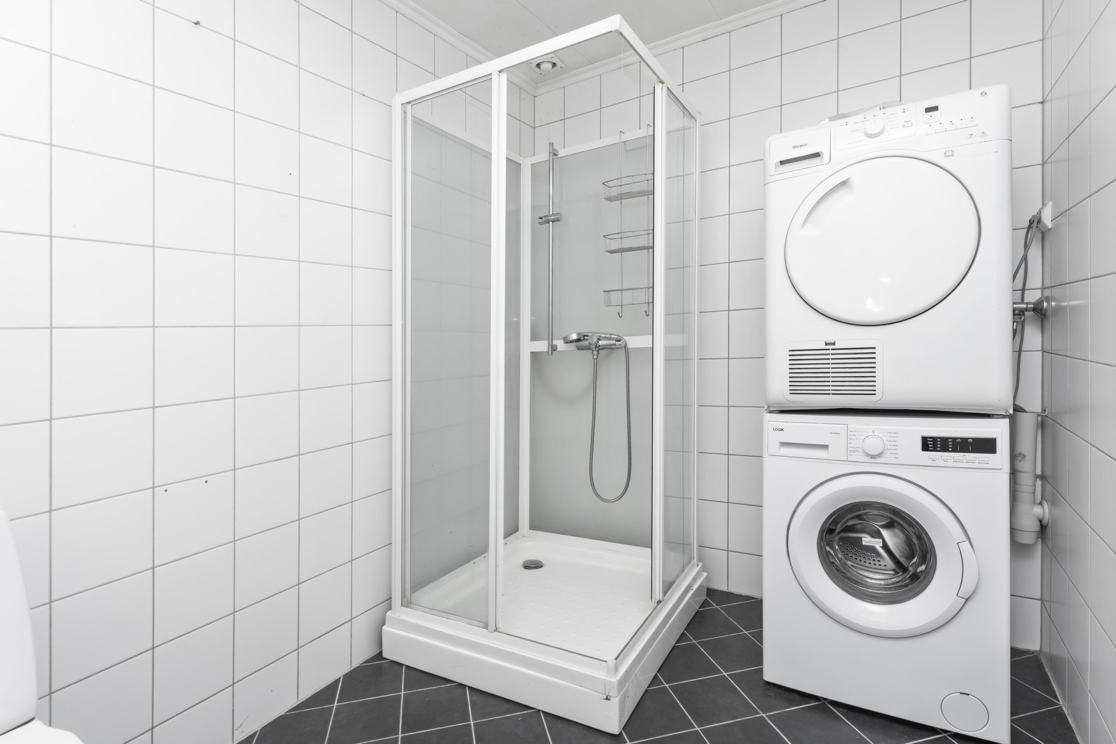 Dusjkabinett og opplegg for vaskemaskin og tørketrommel. Galleribilde