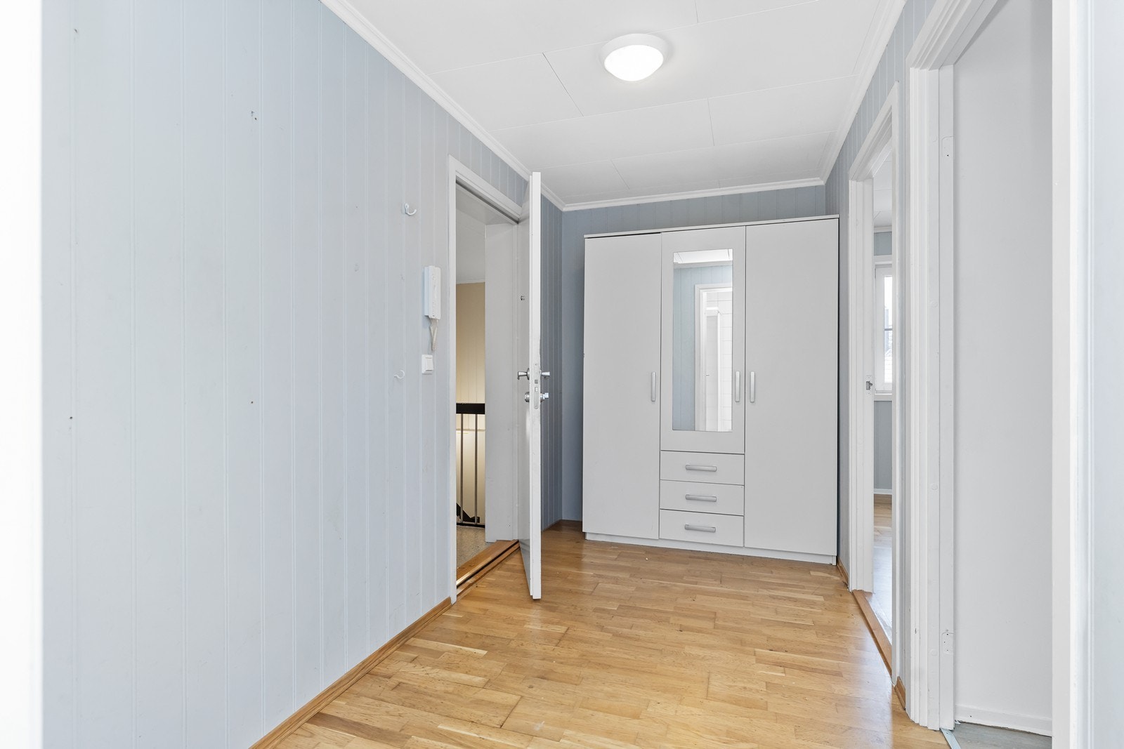 Entre/ gang med skapplass. Galleribilde