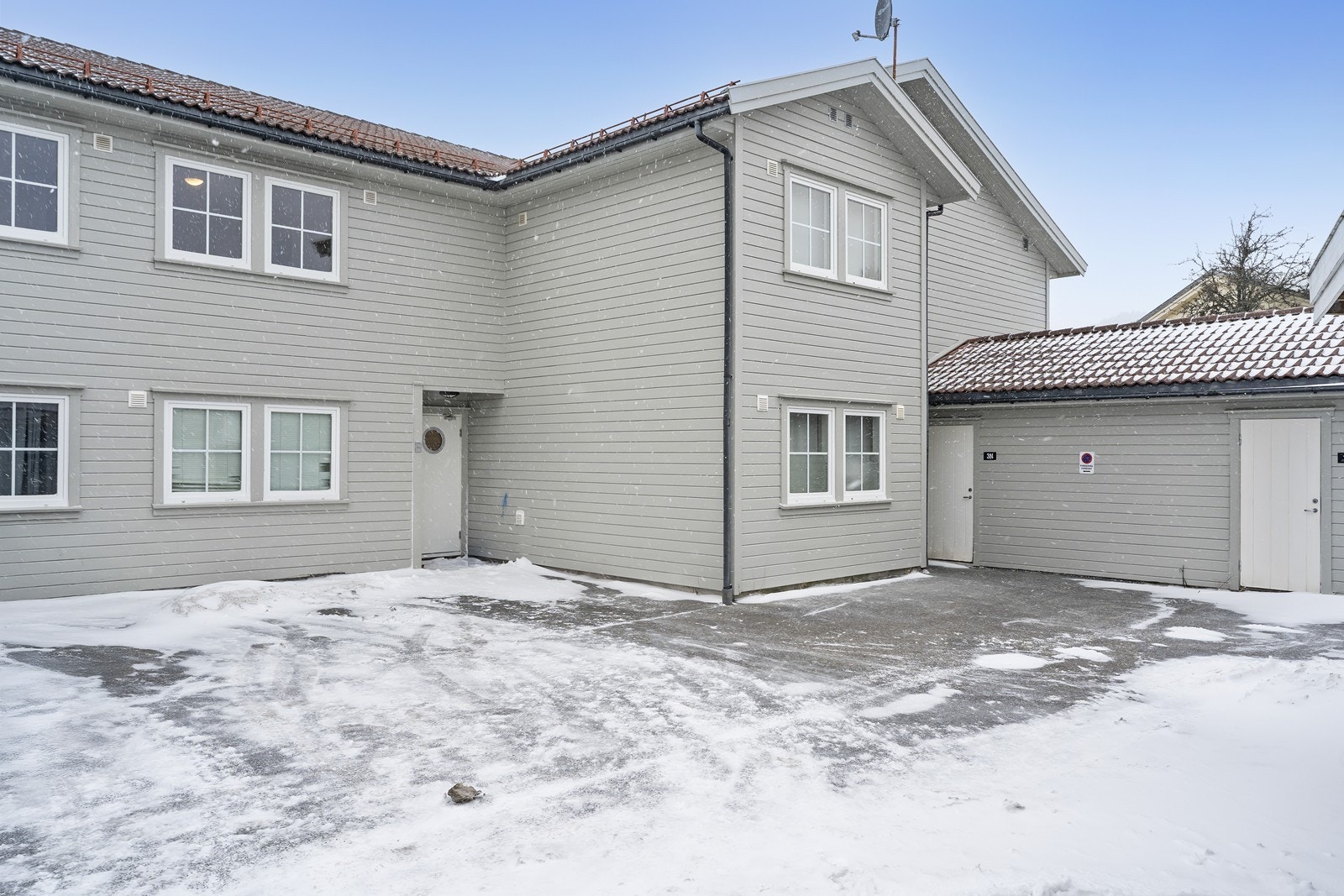 Fellestomt som hovedsakelig er asfaltert. Galleribilde