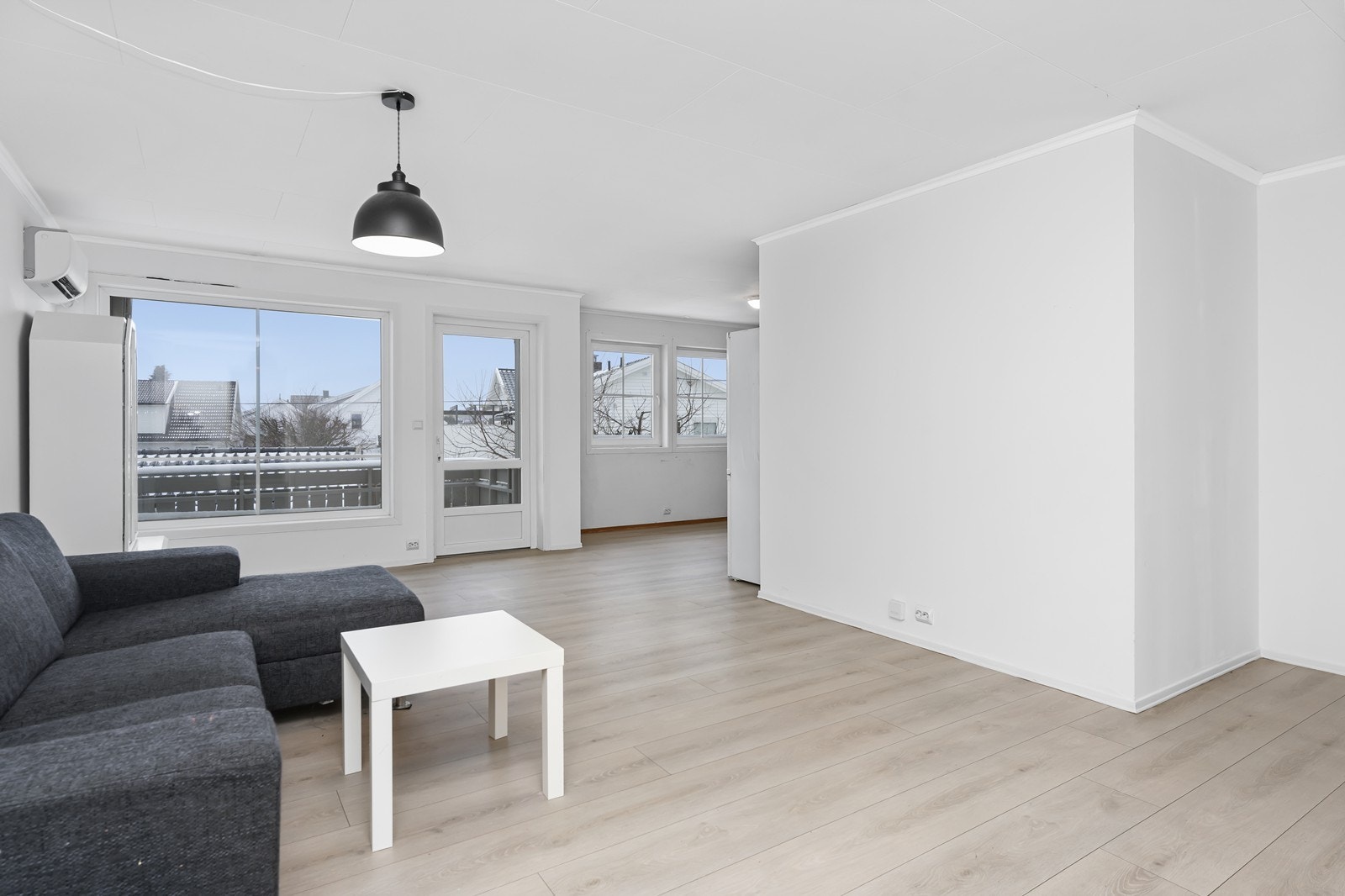 Åpen og luftig stue. Galleribilde