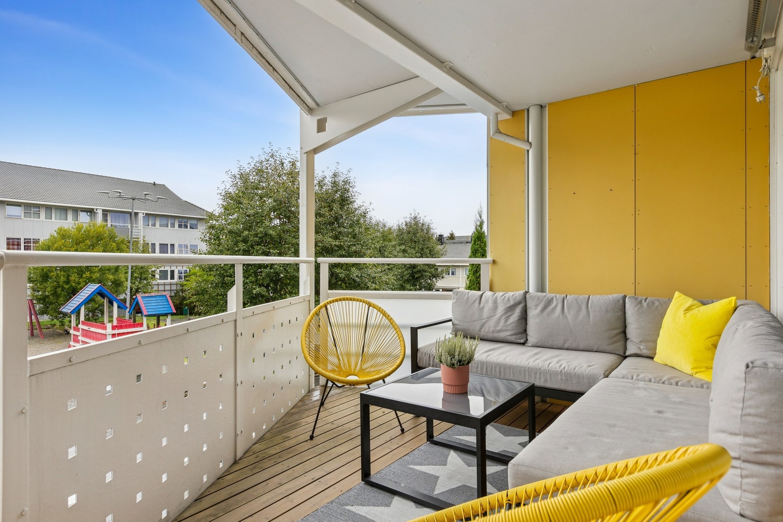 Balkongen er vestvendt og har ypperlige solforhold. Galleribilde