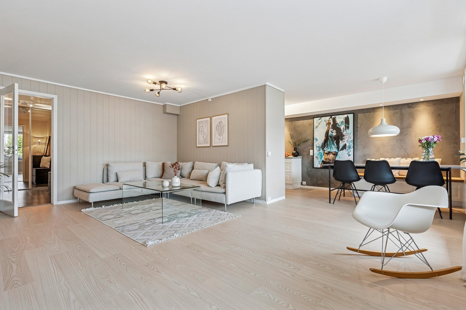 Leiligheten har en delvis åpen kjøkken- og stueløsning på totalt 39 kvm. Galleribilde