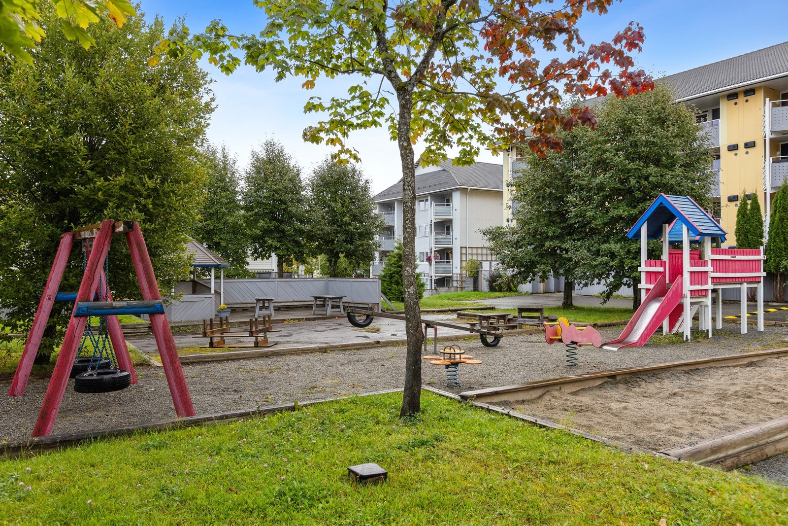 Borettslaget byr på trivelige og velholdte fellesarealer, blant annet med lekeplass - perfekt for både små og store. Galleribilde