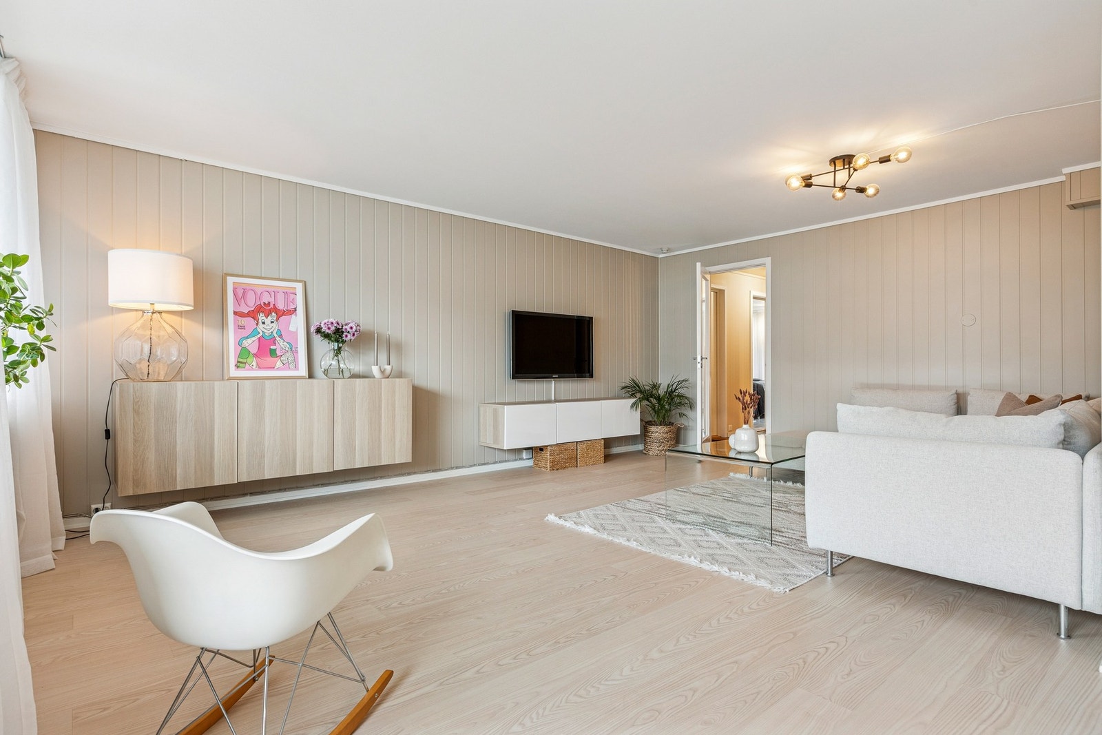 Lys og romslig stue med store vindusflater gir rikelig med naturlig lysinnslipp. Galleribilde