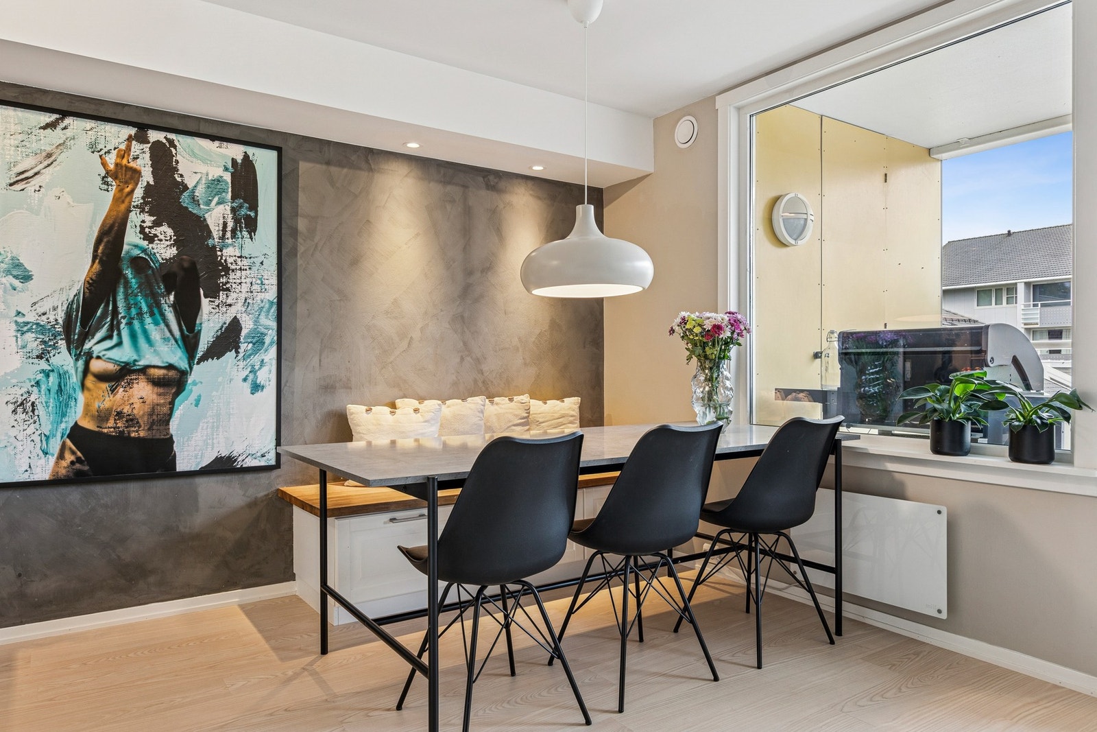 Spisebordet finner sin naturlige plass mellom kjøkken og stue. Galleribilde