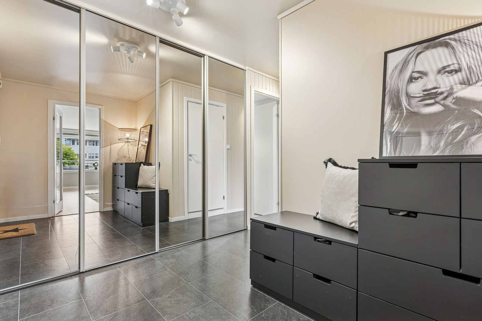 Romslig skyvedørsgarderobe i gangen som gir rikelig med oppbevaring og en ryddig entré. Galleribilde