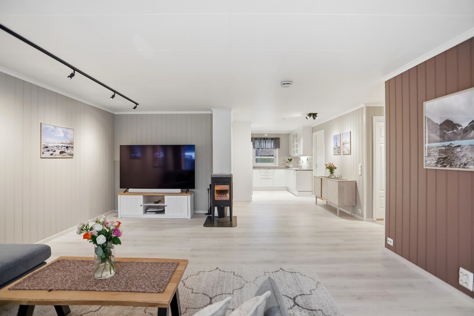 Byttet til Pergogulv og lister i stue/kjøkken og alle soverom i 2025. Galleribilde