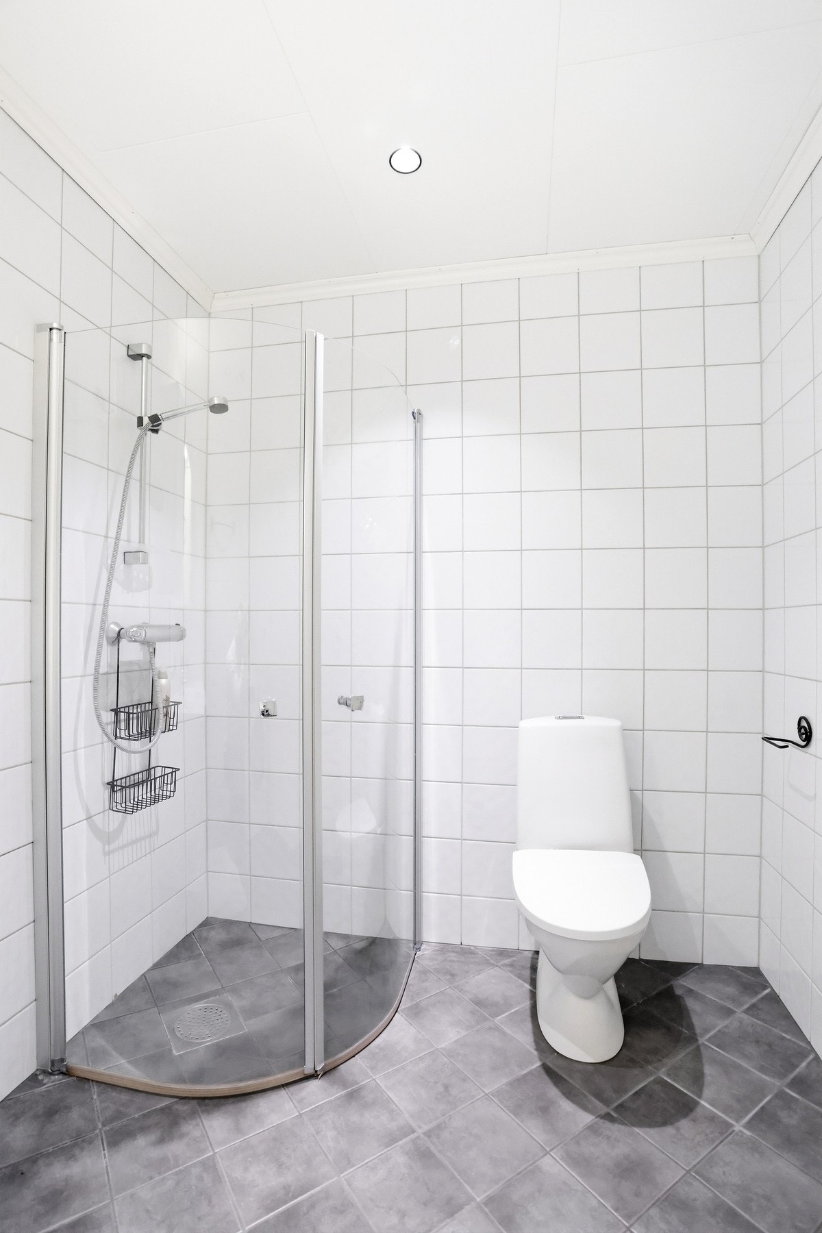 Badet er flislagt og har varmekabler i gulv. Galleribilde