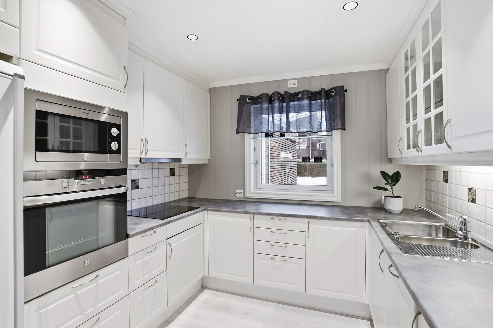 Solskjerming/elektrisk persienne på utsiden av vindu. Galleribilde