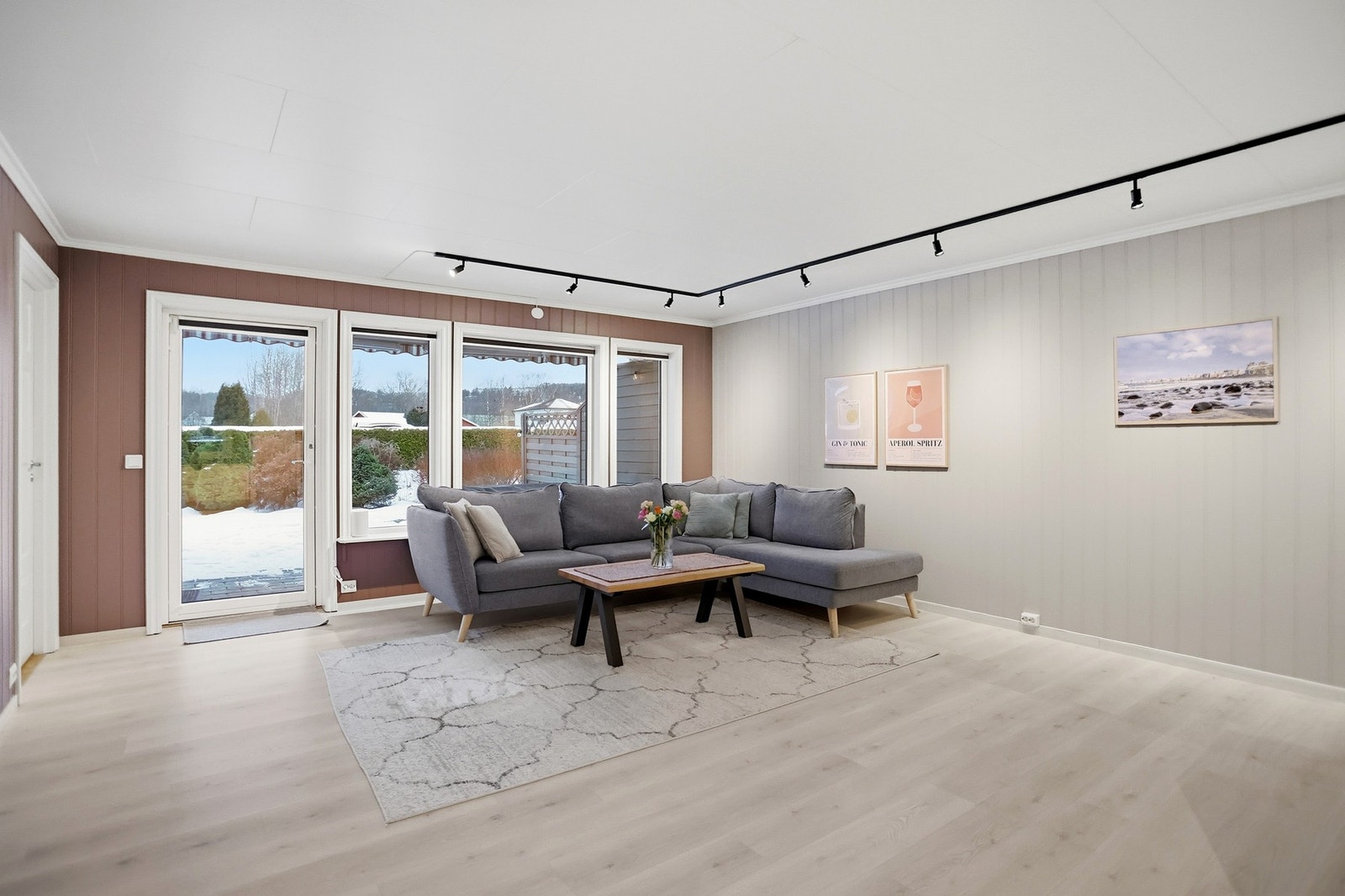 Fra stuen er det utgang til terrasse og hage med gode solforhold. Galleribilde