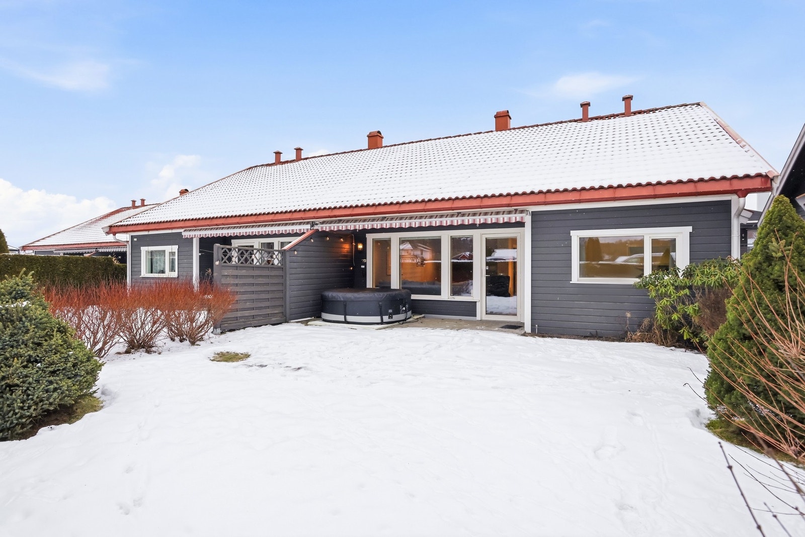 Boligen ligger i rolige omgivelser, med vestvendt terrasse som gir gode solforhold. Galleribilde