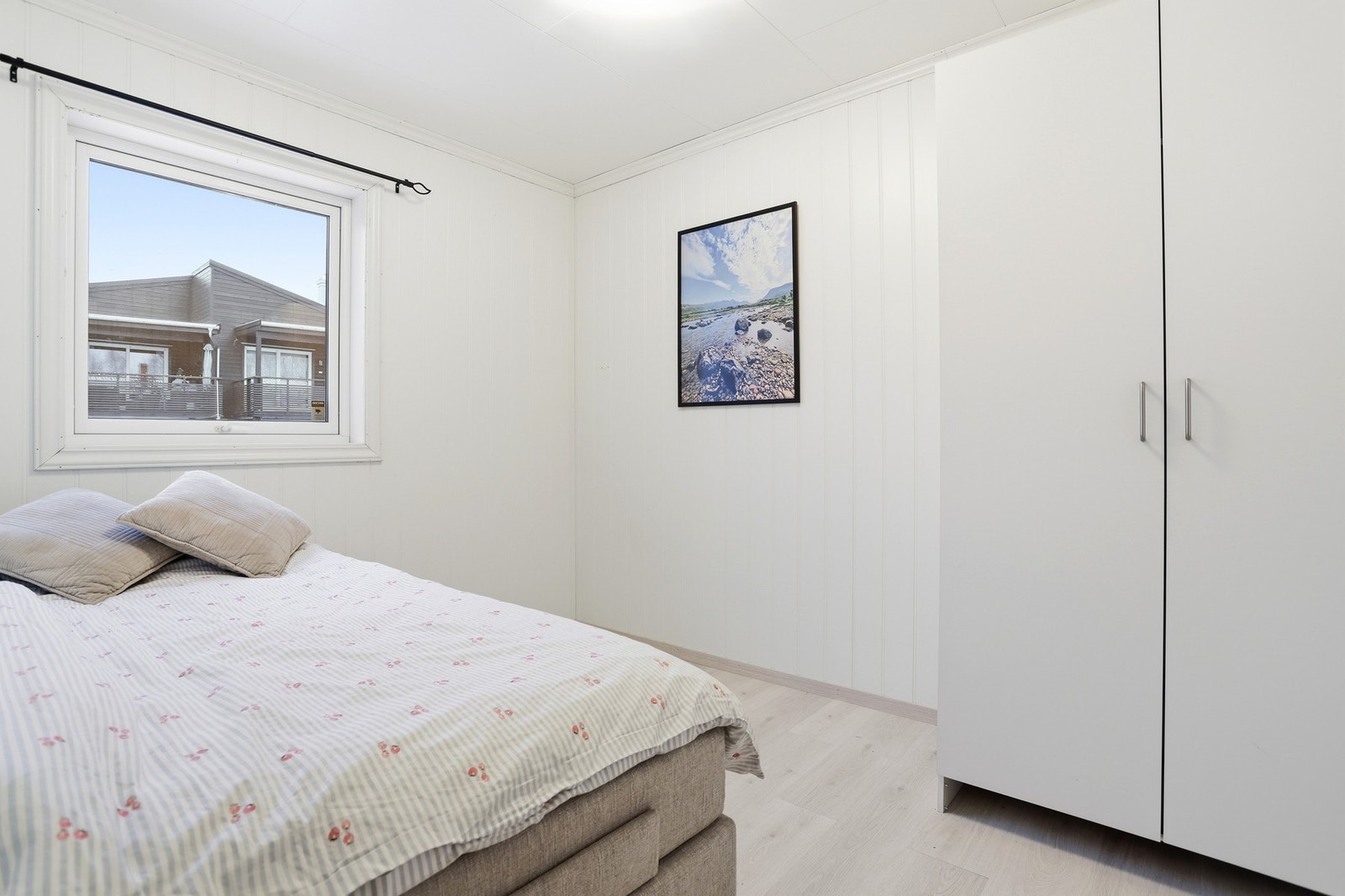 Soverom ll - med garderobeskap og plass for dobbeltseng. Galleribilde