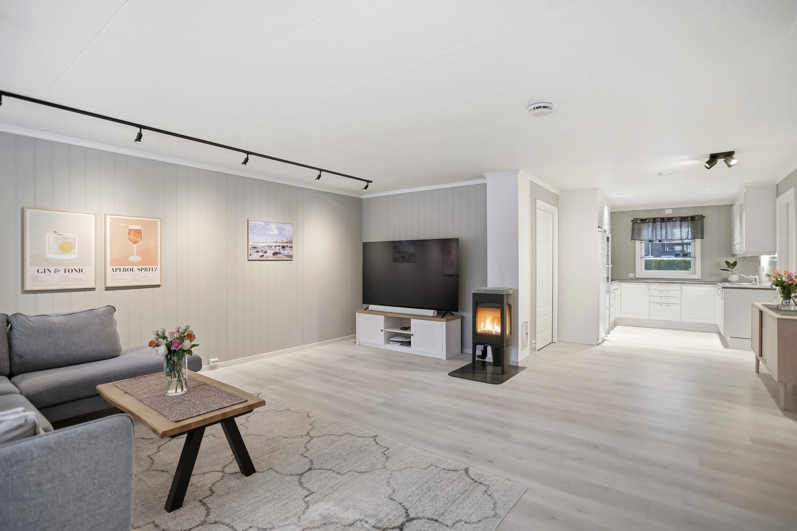 Kjøkkenet ligger i en halvveis åpen løsning mot stuen. Galleribilde