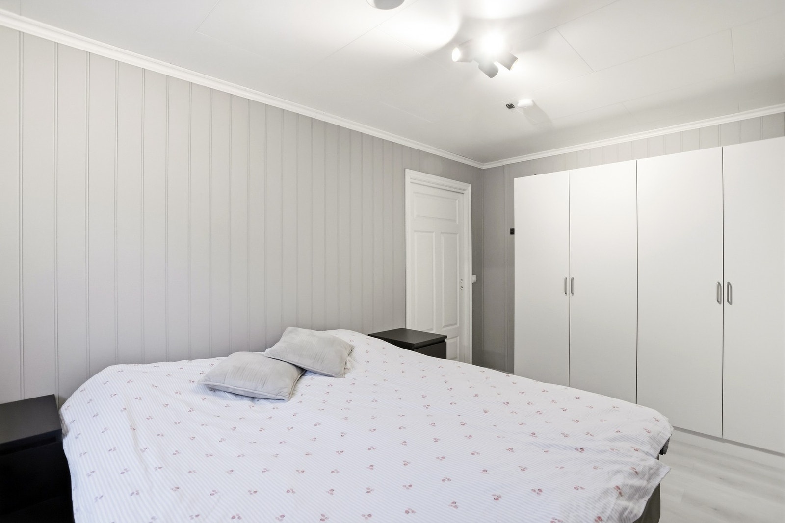 Soverom l - med to separate garderobeskap og plass for dobbeltseng. Galleribilde