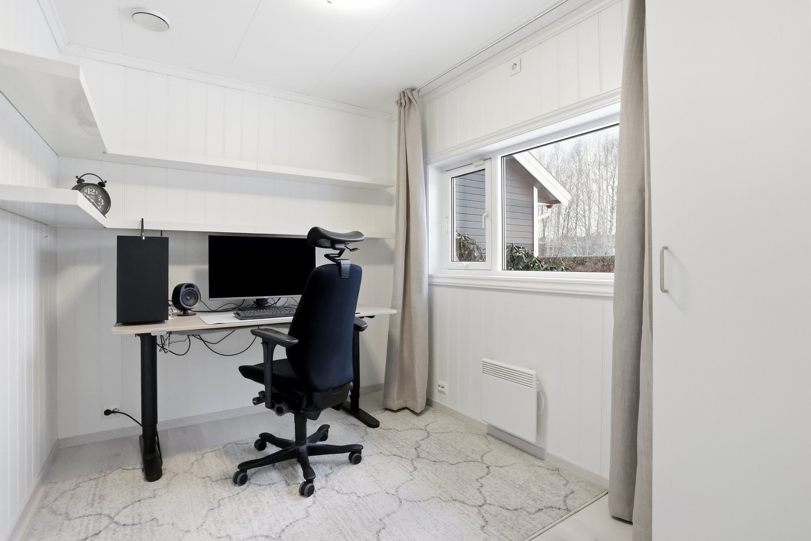 Soverom lll - Med garderobeskap og plass for dobbeltseng Galleribilde