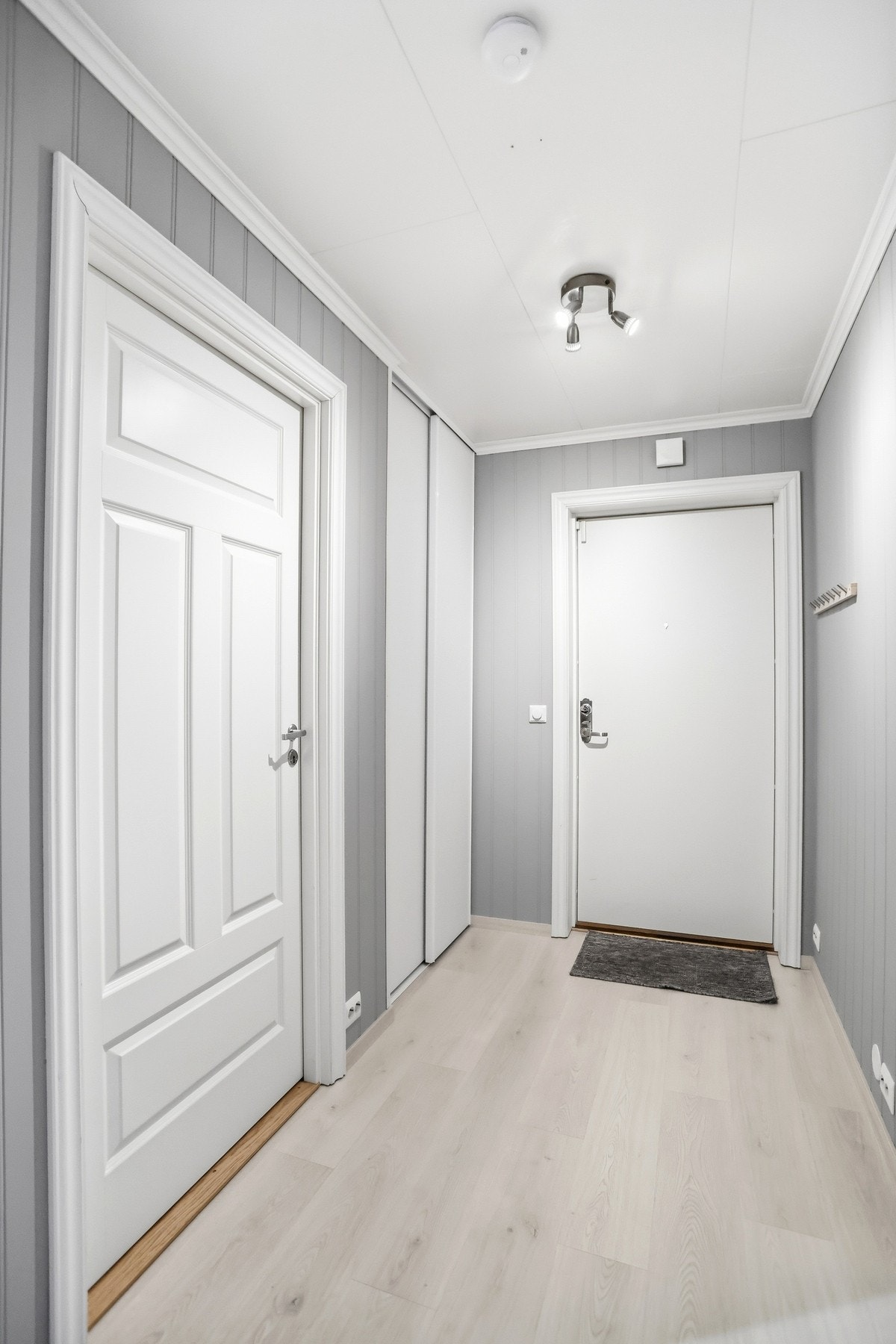 Entrè/gang med innebygget skyvedørsgarderobe. Galleribilde