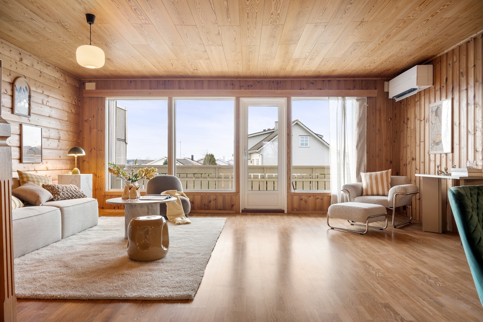 Stuen i 2. etasje har gode lysforhold og utgang til balkong - Varmepumpe som gir et behagelig inneklima året rundt Galleribilde