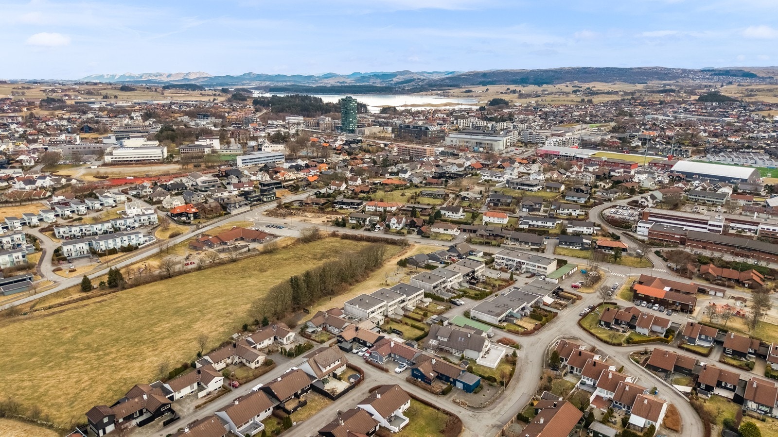 Boligen ligger i et populært og veletablert boligområde på Bryne, med gåavstand til sentrum Galleribilde