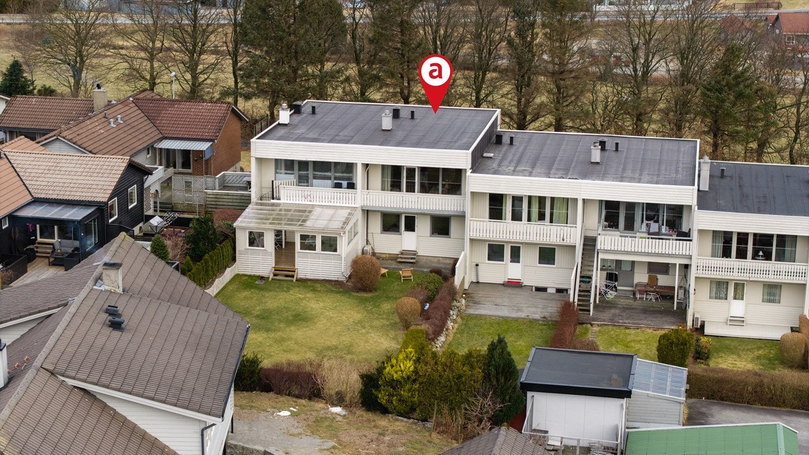 Tomt opparbeidet med felles plen med naboenhet. Enkelt beplantet Galleribilde