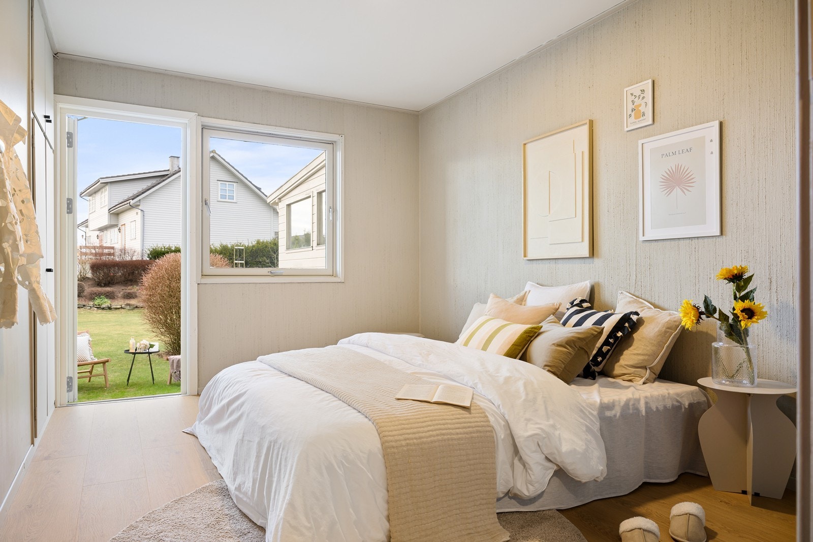 Hovedsoverom med utgang til hagen Galleribilde