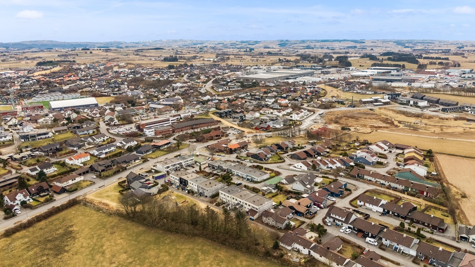 Eiendommen ligger i en rolig gate med lekeplass rett utenfor, noe som gir et trygt og trivelig nærmiljø for både store og små. Galleribilde