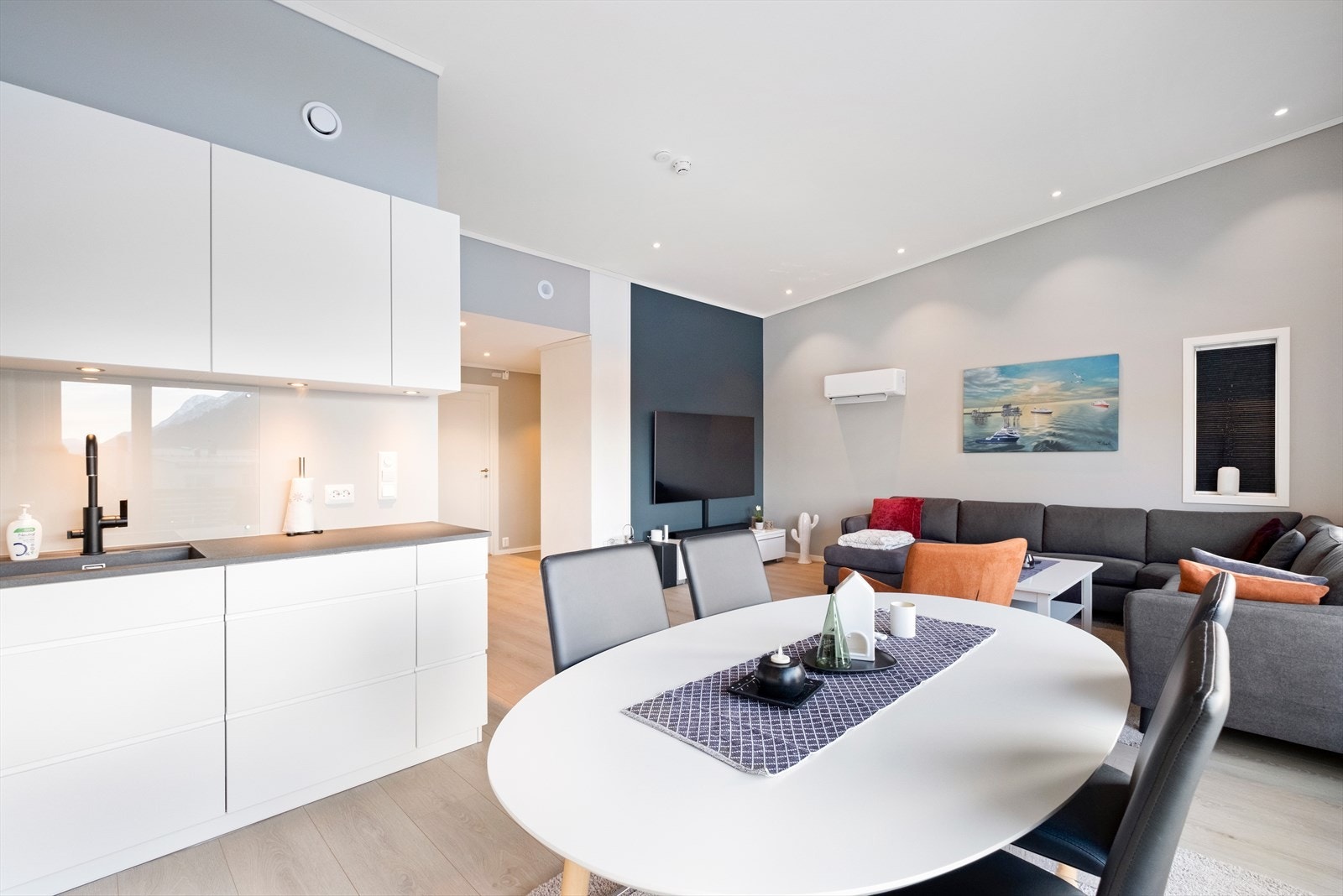 Fra kjøkken til stue Galleribilde